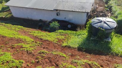 Veículo despenca de barranco após colisão entre Xanxerê e Bom Jesus