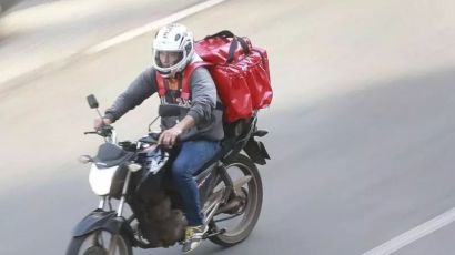 Deputados aprovam projeto que veta o uso de capacete por entregadores em áreas residenciais