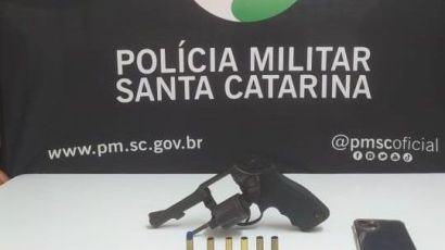 Jovem é preso e adolescente apreendido após disparos de arma de fogo em rua de Xanxerê