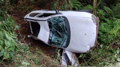 Idoso é resgatado de carro tombado em ribanceira após passar pelo menos um dia preso no veículo