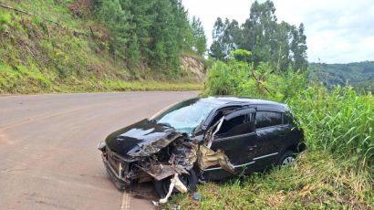 Colisão entre carro e caminhão deixa uma pessoa ferida em Passos Maia