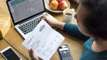 59% dos brasileiros usarão 13º salário para quitar dívidas ou pagar contas básicas, diz pesquisa