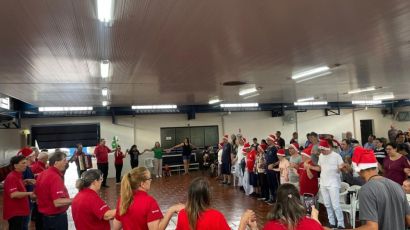 Grupo de Reis leva alegria e mensagem de Natal à Apae de Xanxerê