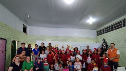 Forças de segurança e proteção se unem ao Papai Noel para levar presentes a crianças xanxerenses