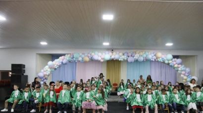  Alunos do pré-escolar de Ponte Serrada celebram sua primeira formatura