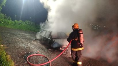 Incêndio em veículo mobiliza bombeiros na madrugada de Natal em Xanxerê