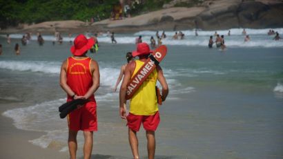 Guarda-vidas do Corpo de Bombeiros de SC salvaram quase 600 banhistas na última semana de 2024