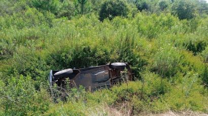 Veículo sai da pista e capota na BR-282 em Ponte Serrada