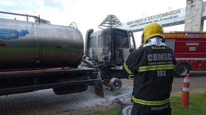 Populares combatem incêndio em veículo na SC-480 em São Domingos