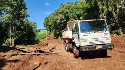 Secretaria de Infraestrutura de São Domingos realiza construção de bueiro no interior