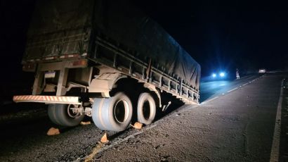 Semirreboque se desprende de caminhão e bloqueia rodovia em Xanxerê