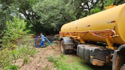 Prefeitura de São Domingos auxilia agricultores com entrega de água