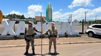 30º BPM/Fron em Xanxerê recebe flâmula dos 190 anos da PMSC