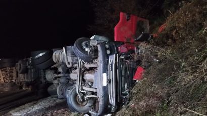 Tombamento de carreta deixa motorista gravemente ferido em Ponte Serrada