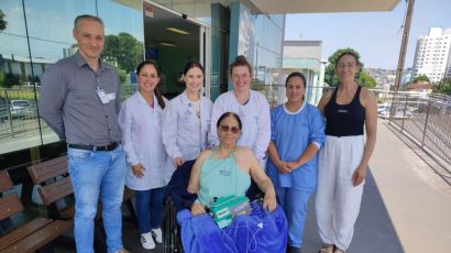 Paciente do HRSP encontra familiares na parte externa do hospital