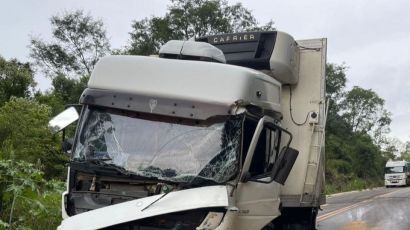 Caminhão fica sem freios na SC-155 e motorista joga veículo contra paredão de pedra 