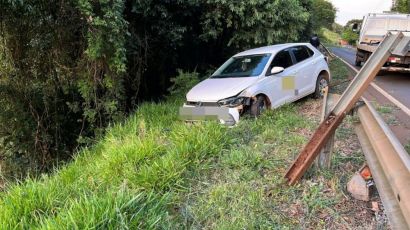 Motorista dorme ao volante e sai da pista em acidente na SC-480, em Ipuaçu