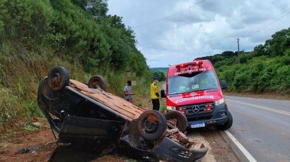 Capotamento deixa mãe e filho feridos na SC-480 em Xanxerê