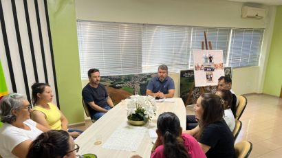 Prefeito de Bom Jesus realiza reunião para discutir melhorias na feira da agricultura familiar