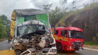 Bombeiros atendem colisão entre caminhões na BR-282, em Xanxerê