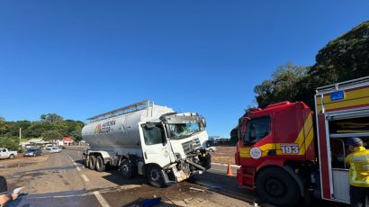 Acidente envolvendo carro e dois caminhões é registrado na BR-282, em Xaxim