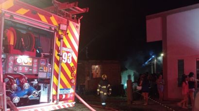 Bombeiros controlam incêndio em residência no bairro Santos Dias