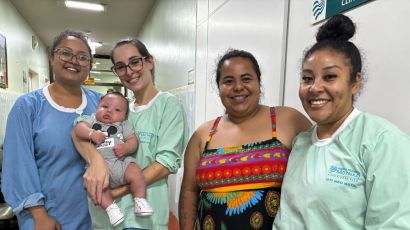 Mãe retorna ao HRSP para agradecer cuidados com o filho prematuro