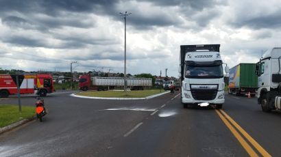 Colisão entre moto e caminhão deixa duas pessoas feridas em Ponte Serrada