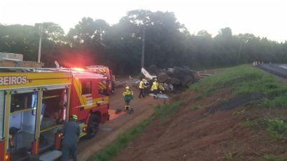 Motorista morre após caminhão capotar na SC-480 em Xanxerê