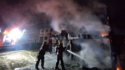 Incêndio em galpão mobiliza bombeiros em Faxinal dos Guedes