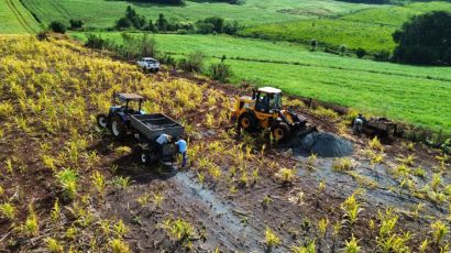 São Domingos inicia trabalho de aplicação de calcário para agricultores