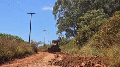 Secretaria de Agricultura realiza manutenção e prepara trechos para pavimentação no interior