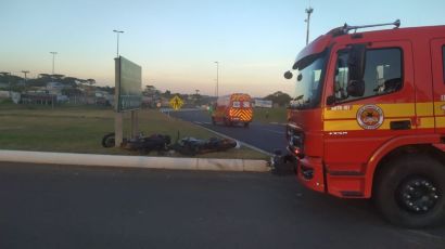 Motociclistas ficam gravemente feridos após colisão em trevo de Xanxerê