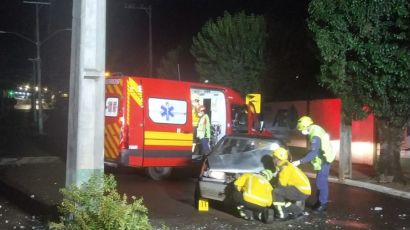 Veículo colide contra poste no Centro de Xanxerê
