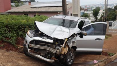 Idosa fica ferida em colisão entre carro e ônibus em Xanxerê