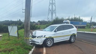 Condutor sai ileso após colidir contra poste em Xanxerê