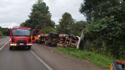 Tombamento de caminhão deixa condutor ferido em Ponte Serrada