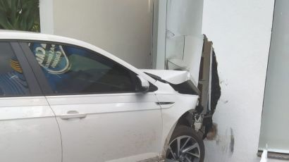 Colisão entre carro e muro é registrada em Xanxerê