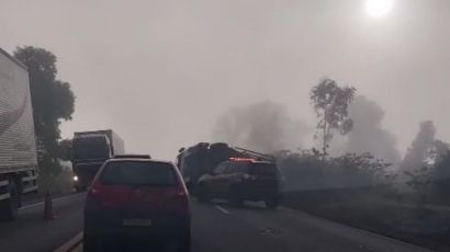 Carreta carregada com água mineral tomba na BR-282 em Xanxerê