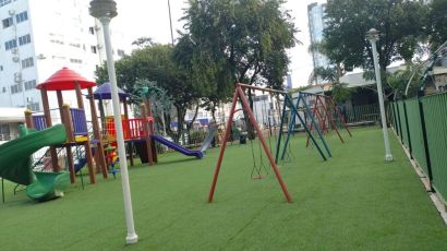 Parque da Praça Tiradentes é reaberto após receber grama sintética
