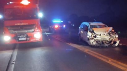 Colisão entre carros deixa duas pessoas feridas em Faxinal dos Guedes