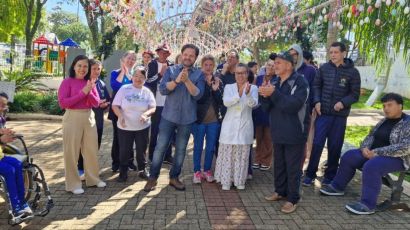 Alunos da Apae visitam a Praça Tiradentes decorada para Páscoa