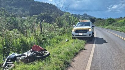 Queda de motocicleta deixa duas pessoas feridas em Ipuaçu