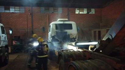Bombeiros combatem incêndio em caminhão em Abelardo Luz