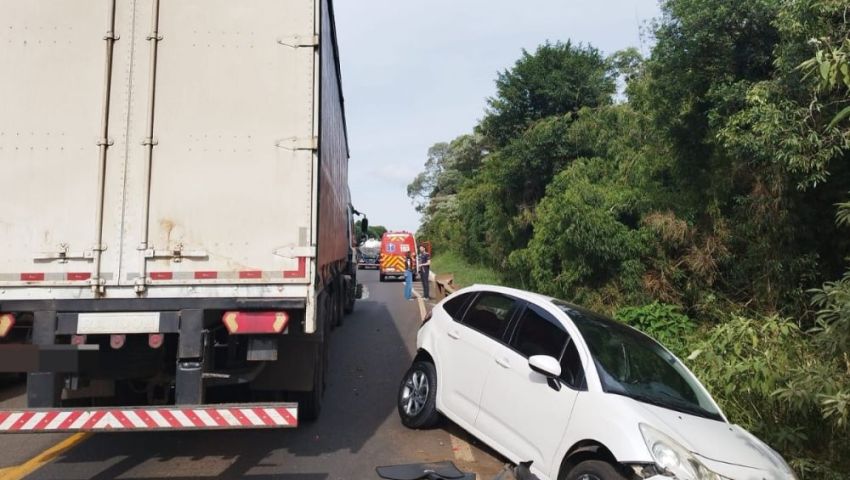 Colisão entre carro e caminhão é registrada em Faxinal dos Guedes