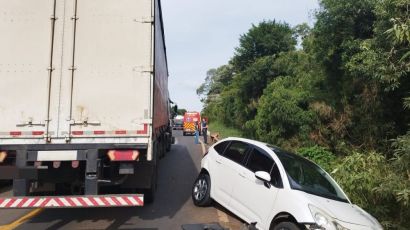 Colisão entre carro e caminhão é registrada em Faxinal dos Guedes