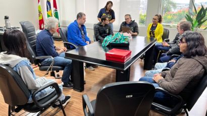 Alunos da Apae visitam gabinete do prefeito em um momento de aprendizado e integração