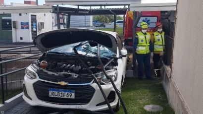 Motorista perde controle do veículo e colide contra portão em Xanxerê