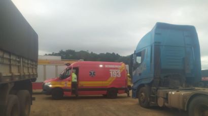 Trabalhador fica ferido em acidente com carreta em Xanxerê