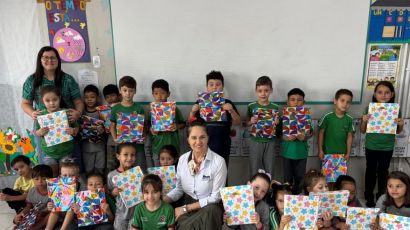Alunos do 1º ano da EMEB Cirilo Dal´Óglio recebem doação de livros